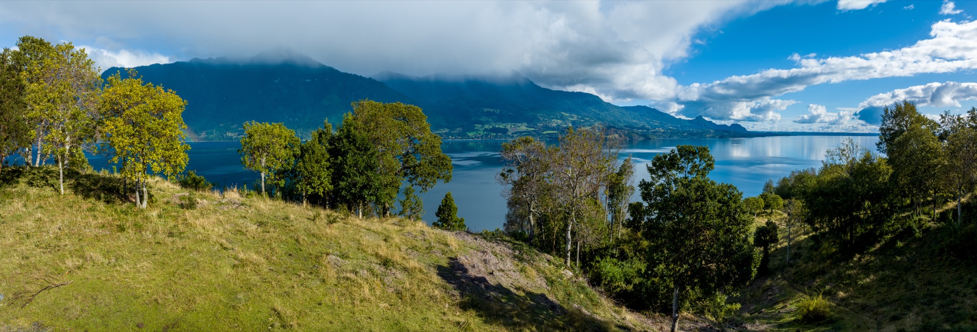 Terreno con lago y montanas