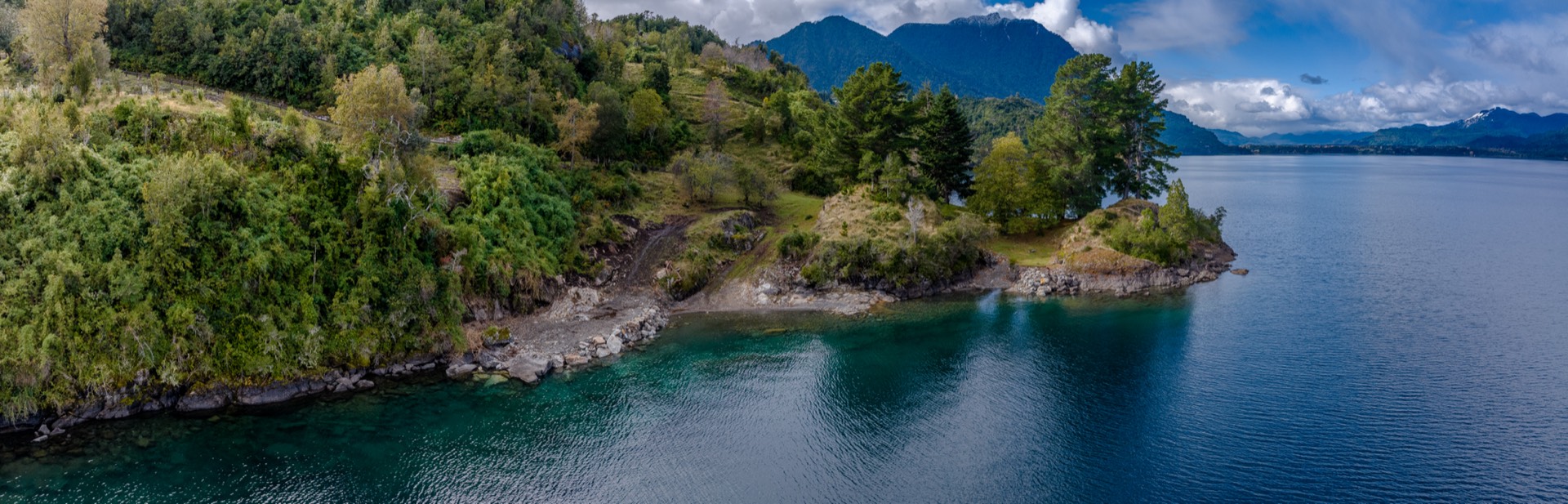 Orilla de lago turquesa