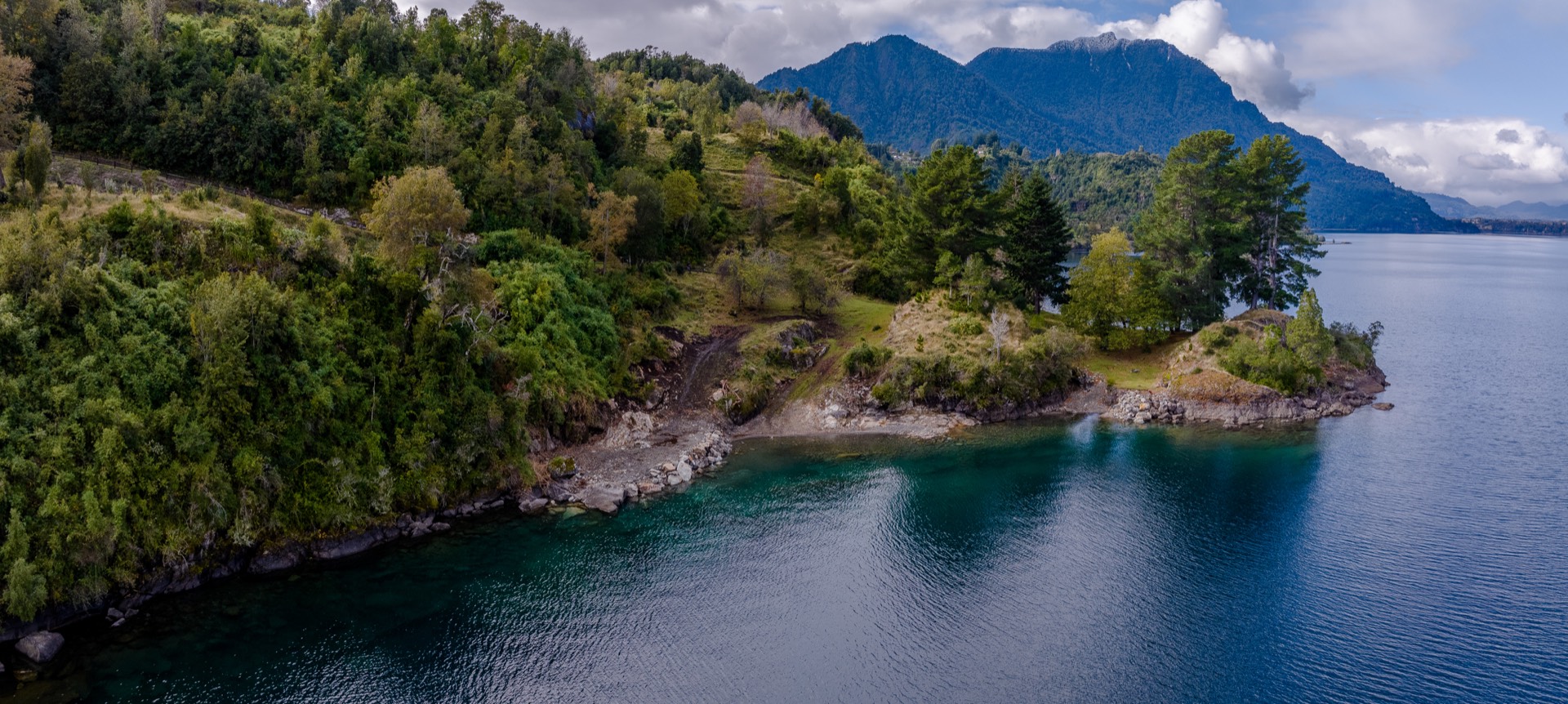 Peninsula y lago desde el aire