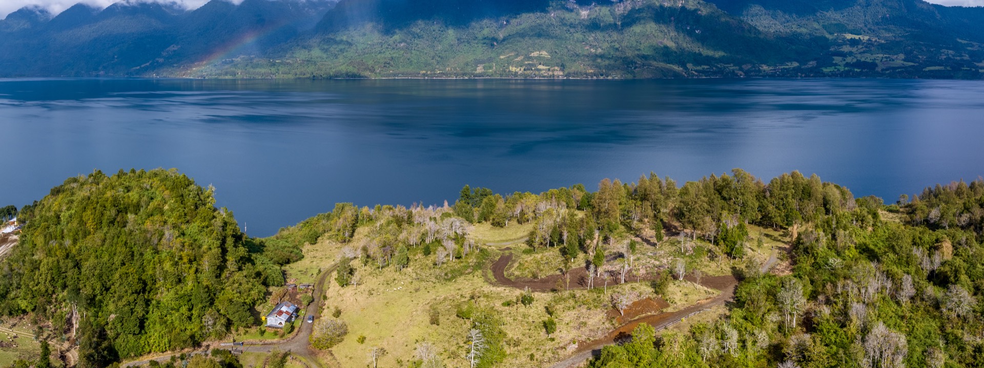 Lomaje con vista al lago